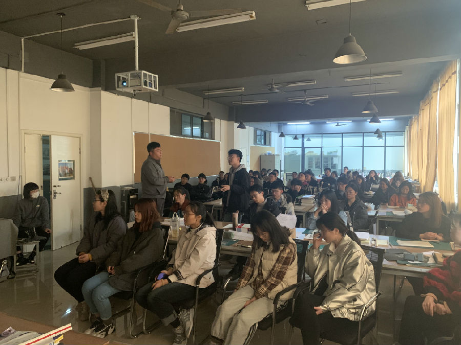 同学回答问题.jpg